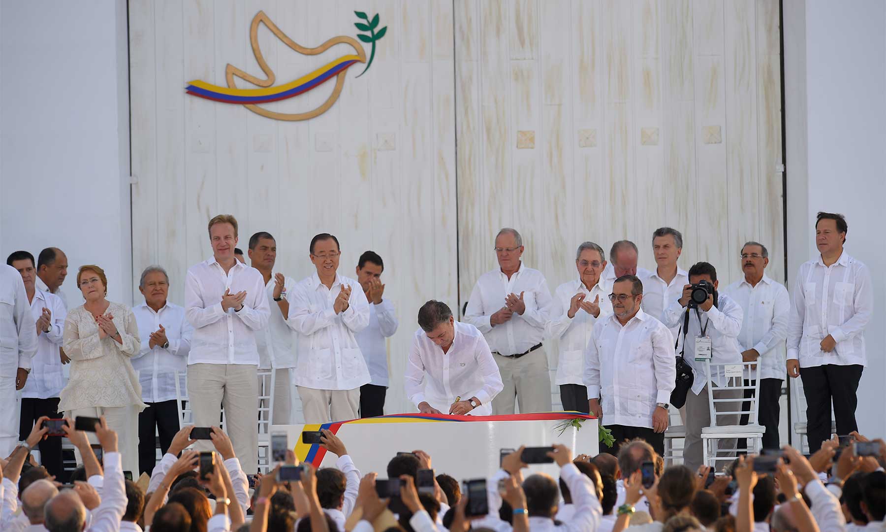 El Presidente Juan Manuel Santos firma el Acuerdo Final de Paz en Cartagena. Un momento histórico.