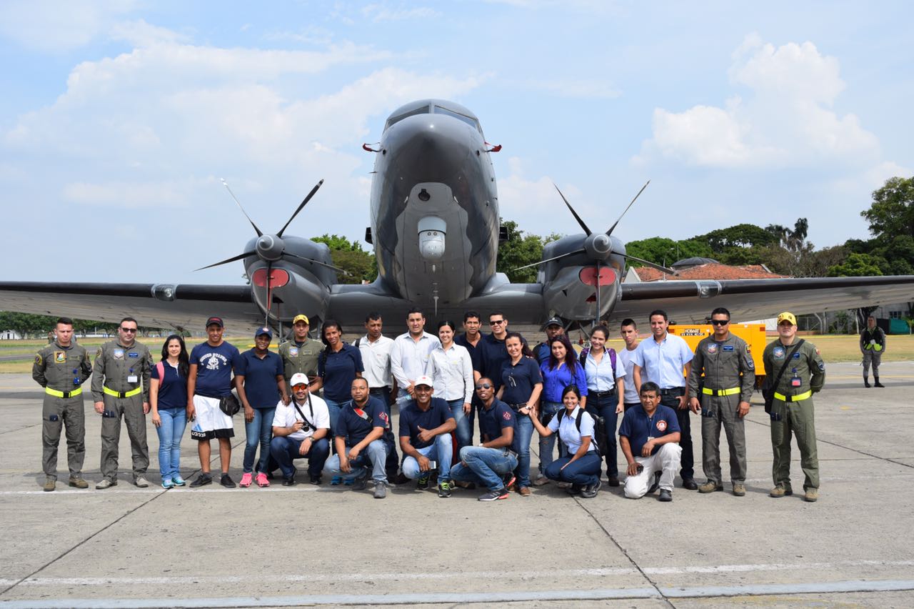 Empresarios del Valle visitan el Comando Aéreo de Combate No.7