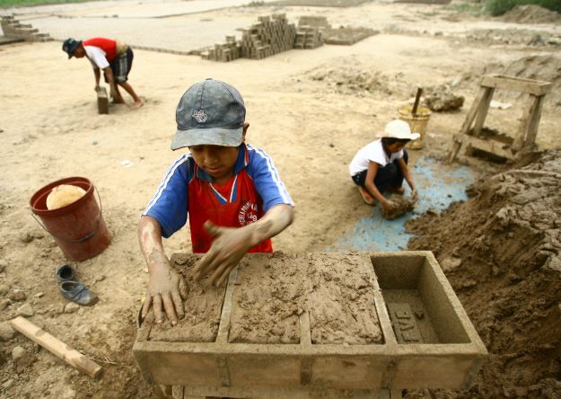 NIÑOS TRABAJANDO EN LADRILLERA DE HUACHIPA. DESPUES DE REALIZAR SUS LABORES ASISTEN AL COLEGIO