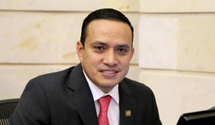 Senador Aguilar logró aprobación de tarjeta profesional para administradores