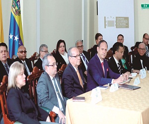 BOG109. BOGOTÁ (COLOMBIA), 02/08/2018.- Los magistrados del Tribunal Supremo de Venezuela "en el exilio" escuchan los argumentos de la exfiscal general de Venezuela Luisa Ortega contra el presidente Nicolás Maduro hoy, jueves 2 de agosto de 2018, en Bogotá (Colombia). El denominado Tribunal Supremo de Venezuela "en el exilio" inició un juicio contra el presidente de ese país por un presunto caso de corrupción relacionado con el escándalo de la constructora brasileña Odebrecht. EFE/Mauricio Dueñas Castañeda