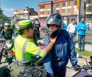 Decreta uso de casos de seguridad para motociclistas