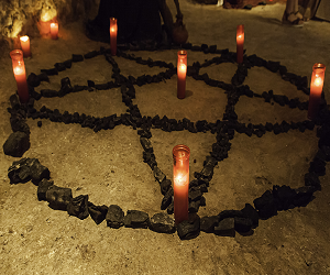 Cortó el cuello a su novia por un ritual satánico