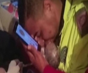 Bebé Recién Nacida Siguiendo Instrucciones por Celular Policía Salva