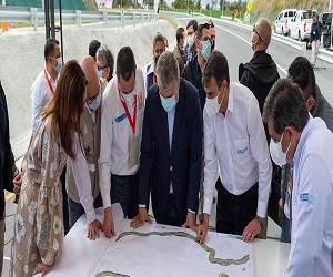 El Jefe de Estado observa el plano de la vía Pasto-Rumichaca, de la que este sábado entregó oficialmente más de 22 kilómetros.