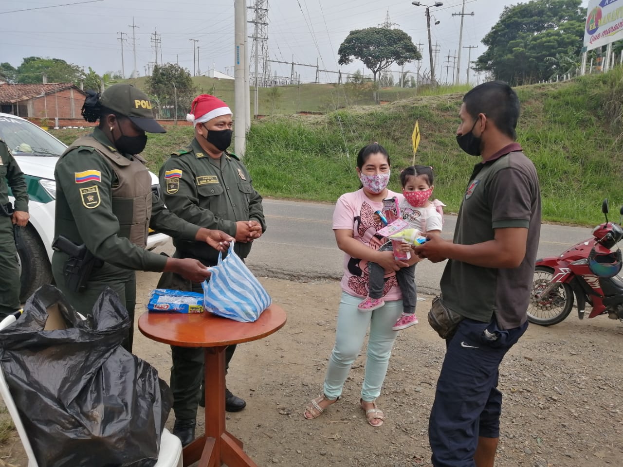 POLICÍA HACE ENTREGA DE REGALOS EN SANTANDER DE QUILICHAO, VILLA RICA Y GUAPI