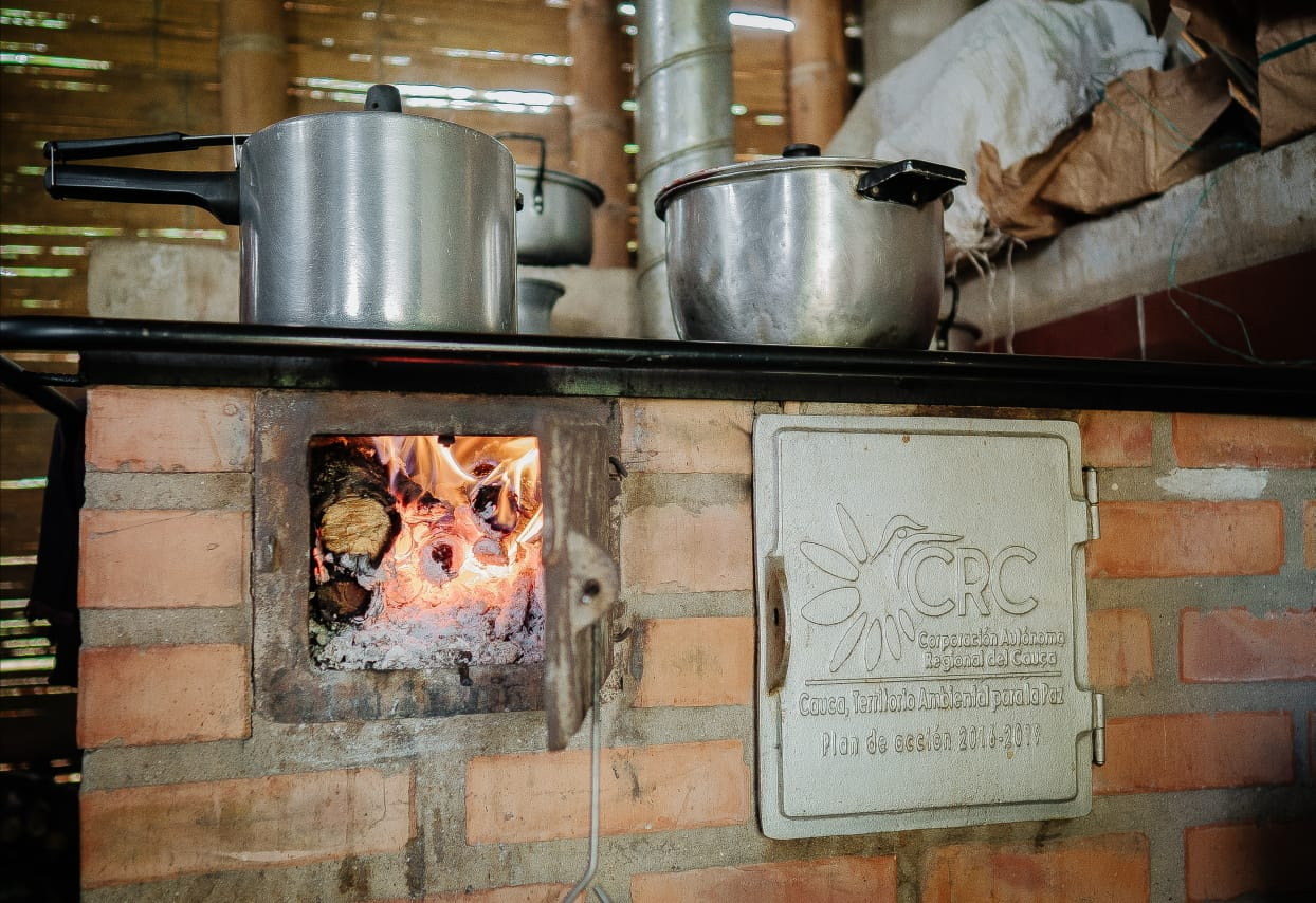 CRC continúa la entrega de estufas ecoeficientes a familias vulnerables del Cauca