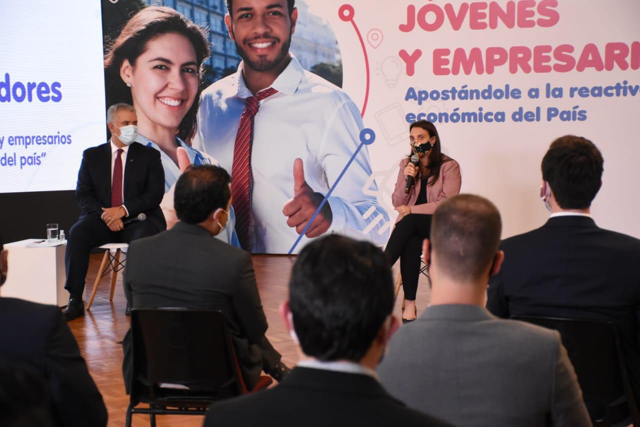 El presidente Duque, la ministra Karen Abudinen y varios empresarios le pusieron la firma al talento de Misión TIC