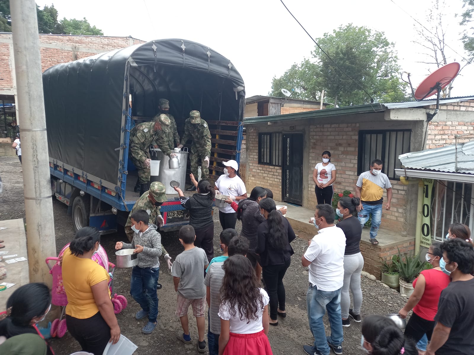 Mientras la Policia acribilla brutalmente al Pueblo, Ejército entrega donaciones en barrios vulnerables de Popayán