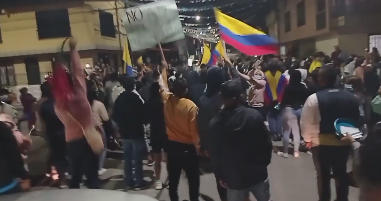 Sangre y Fuego en Colombia en una Protesta Contra la Reforma Fiscal