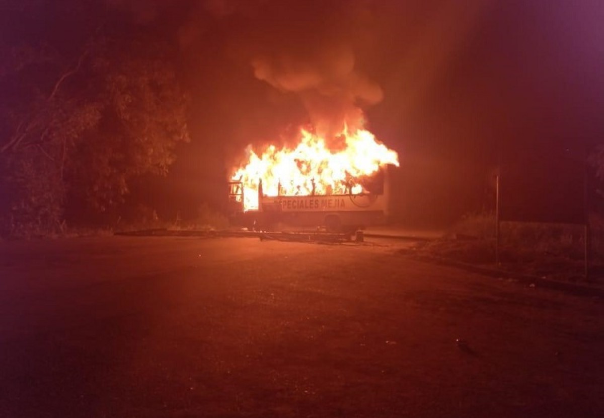 Un bus que transportaba trabajadores del ingenio Providencia fue incinerado por sujetos desconocidos