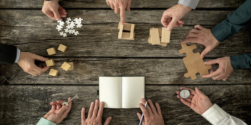 Pongámonos de acuerdo, dialoguemos y busquemos consensos. Ya no hablemos de redistribución de riqueza, eso suena arcaico