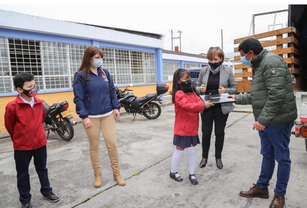 ALCALDE GERMÁN CHAMORRO DE LA ROSA ENTREGA 2003 COMPUTADORES A 35 INSTITUCIONES EDUCATIVAS DE PASTO