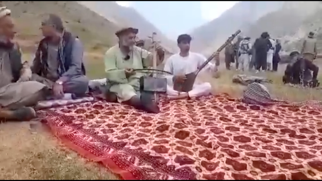 Un cantante folclórico afgano tomó té con talibanes y lo asesinaron