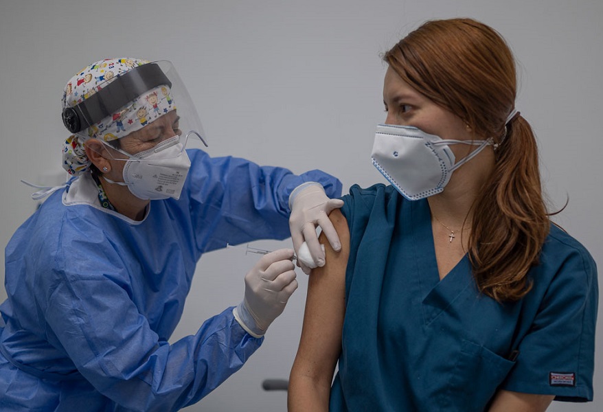 Están más protegidos INFORMEVacunados  ante variante delta, pero pueden contagiarse
