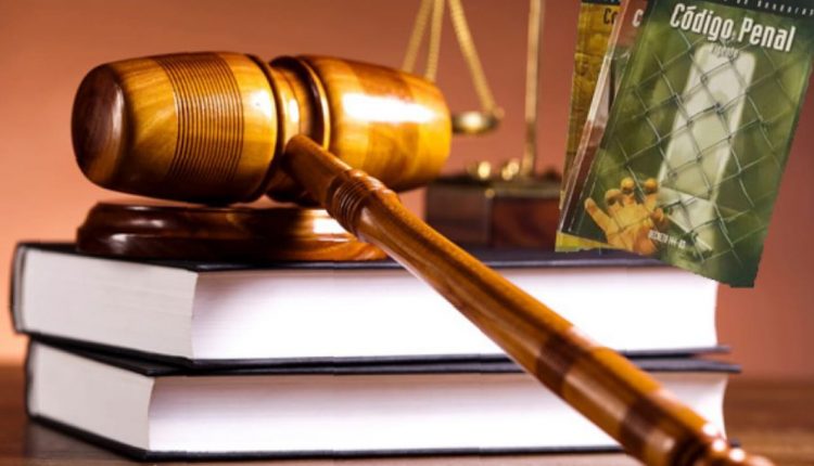 El juez de Chicago determinó que Rebecca Firlit no podrá ver a su hijo hasta que complete la inmunización contra el covid 19