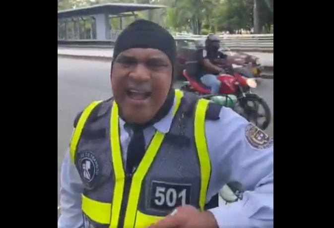 Un agente de tránsito de Santiago de Cali que se negó a ponerse el Tapabocas a la hora de realizar un Procedimiento