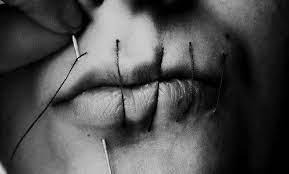 Casi Siempre; Callar es También Mentir donde se vcuelve compinche del bandido