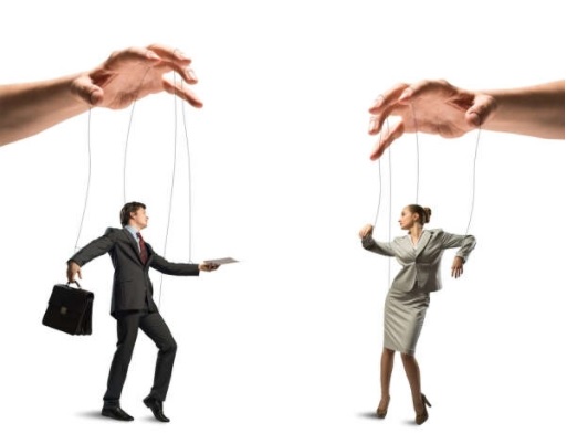 Debemos Mirar quien es el Politico que tan solo es el Encantador de Ignorantes