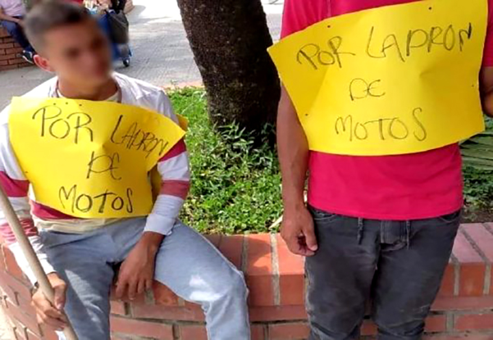 Dos jóvenes Obligaron a caminar con carteles que los señala como ladrones