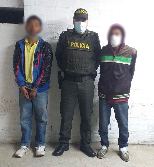 Dos hombres fueron capturados cuando hurtaban cableado de una empresa de telecomunicaciones.