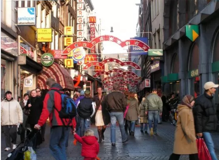 Por cifra récord de contagios,  Ámsterdam cancela celebraciones de Navidad