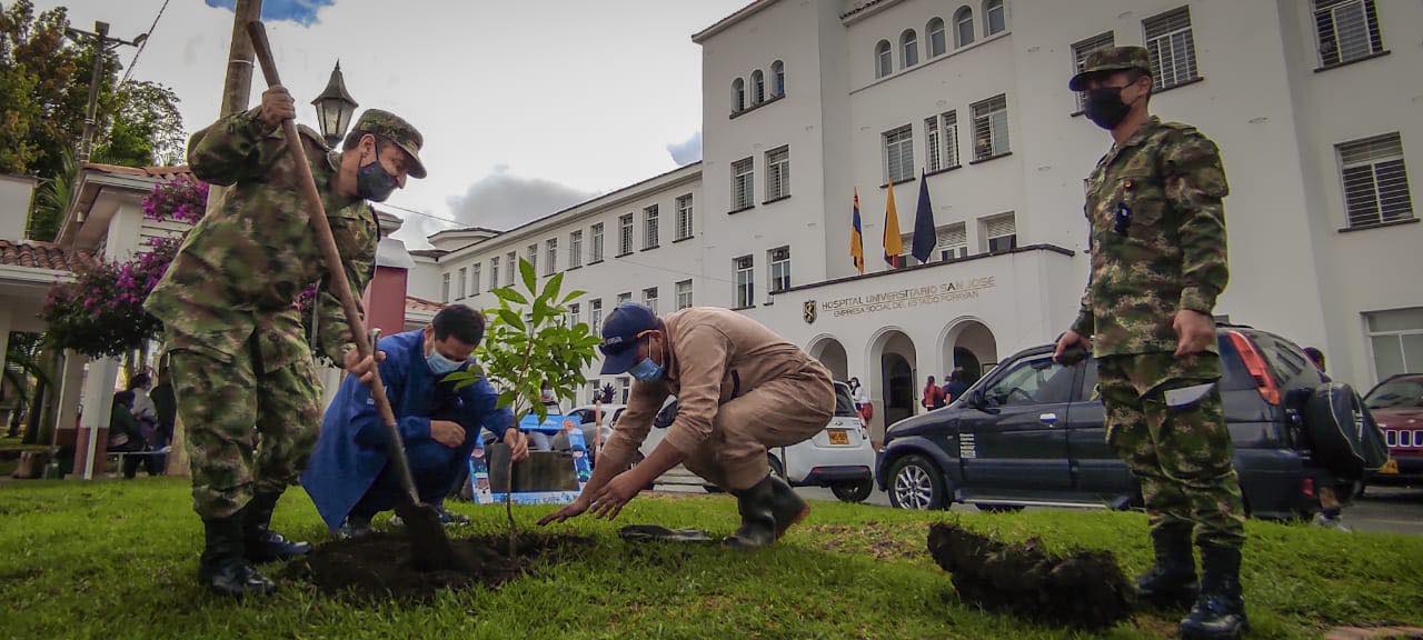 Visita del Ejército, con su banda de músicos de la brigada 29 en una hermosa presentación como acto de agradecimiento a todo el personal del hospital San Jose