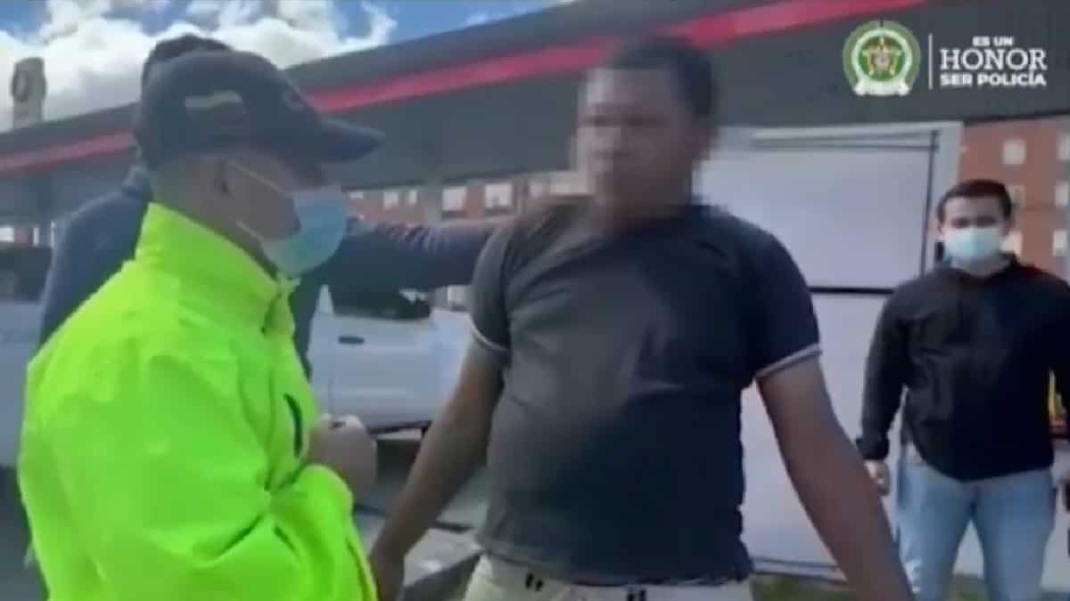 En flagrancia fueron capturados dos ciudadanos extranjeros que extorsionaban a una mujer con contenido íntimo del celular de su pareja