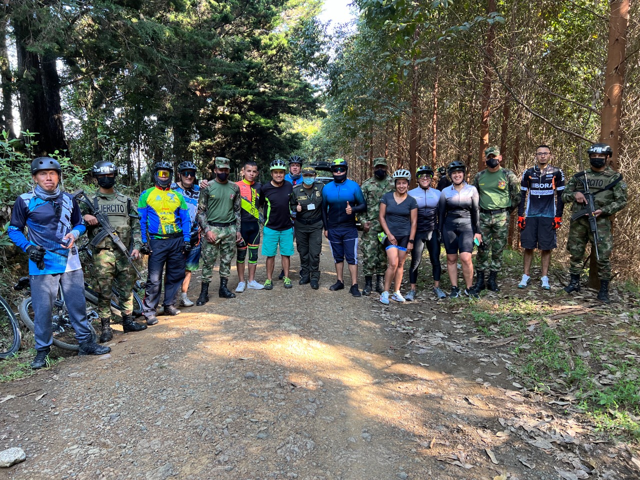 Policía y Ejército Nacional acompañan a ciclistas durante recorrido en zona rural de Popayán.