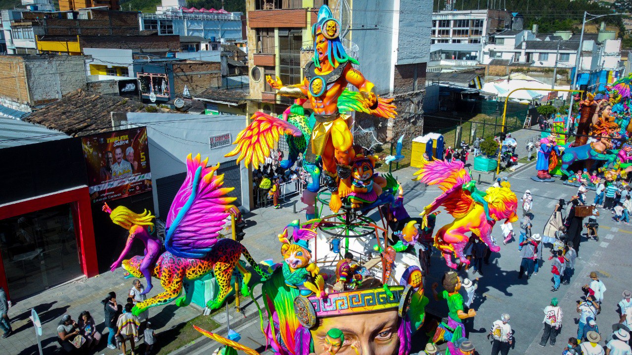 MAJESTUOSAS OBRAS LLENARON DE VIDA Y COLOR EL PASAJE CARNAVAL
