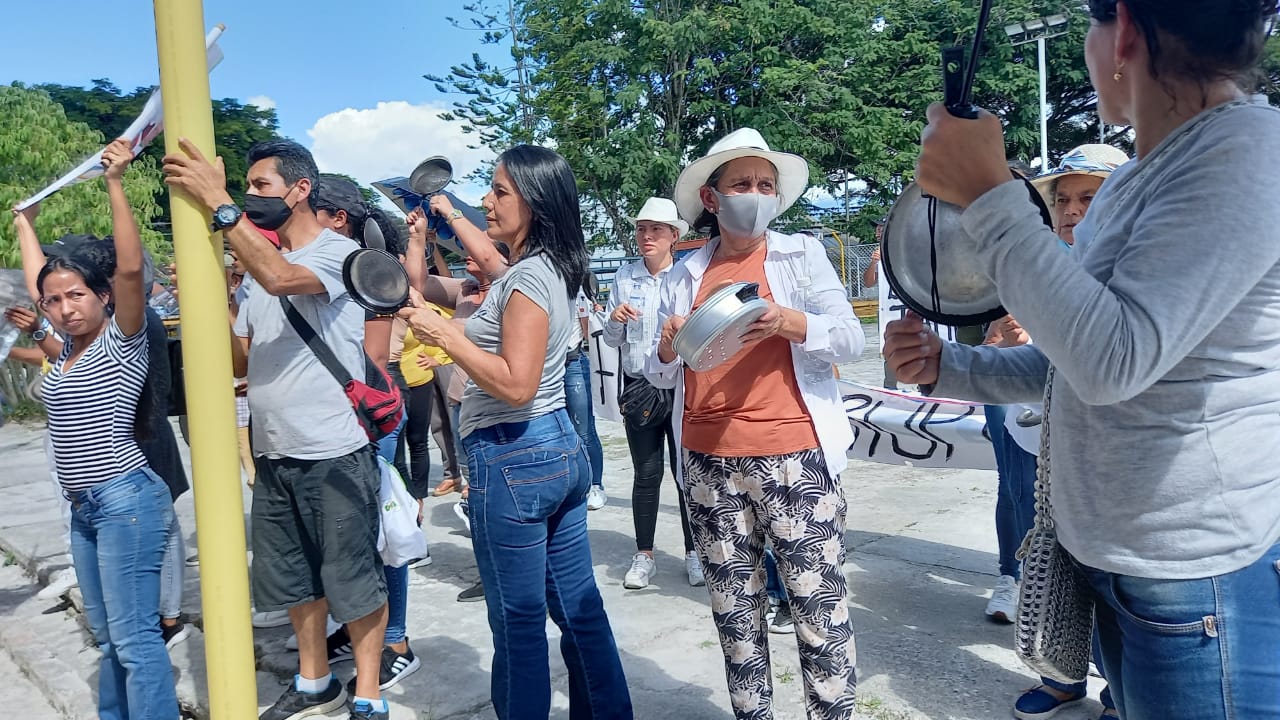 EL QUE LA HACE, LA PAGA EN SU TIERRA EN LA QUE NACIO, ES CUESTIONADO Y SACADO SENADOR, UNO DE LOS JEFES DEL LLAMADO GORDIFLAQUISMO