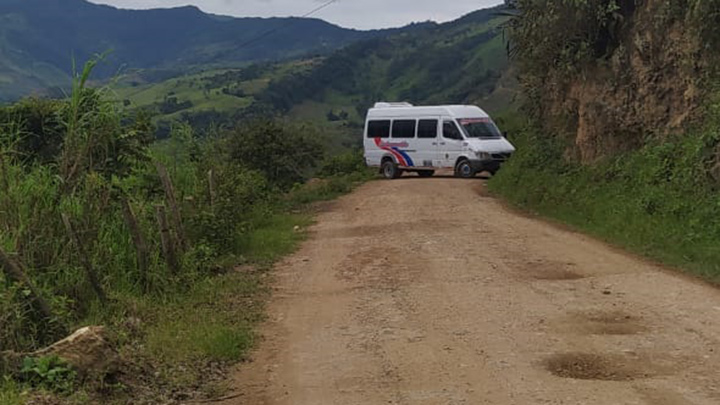 Una buseta Atraviesan entre los municipios de Hacarí y La Playa de Belén