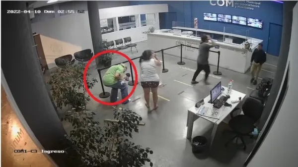 bebé de 17 días de nacido,por poco muere mientras era amamantado