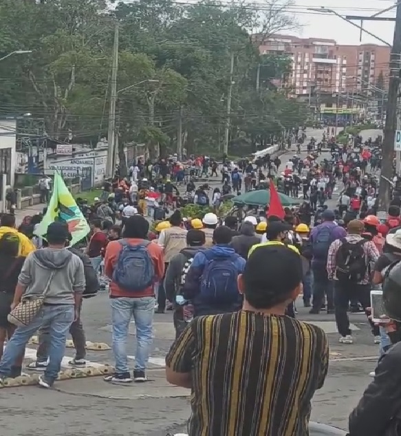 Este 28 de abril en Popayán se reportó una nueva jornada de protestas, en la que destacaron las pintadas nuevamente pintadas y daños a su paso