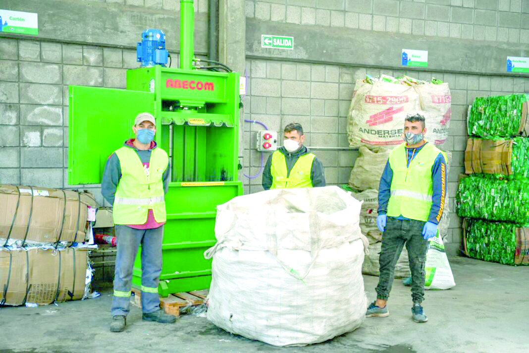 En todos los municipios de Colombia deberán organizarse grupos de recicladores de los residuos sólidos dentro del programa de industrialización de las basuras,
