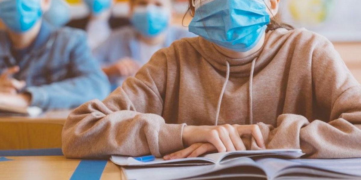 El Ministerio de Salud anunció que desde este lunes, los colegios que cumplan con criterios podrán retirar el uso obligatorio del tapabocas en espacios cerrados.