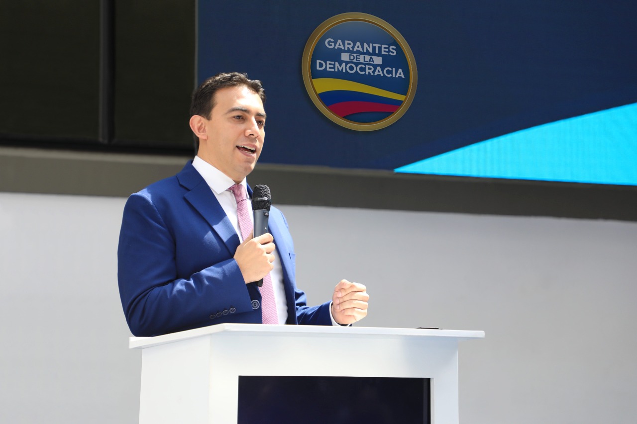 Mantiene Fallo judicial  al registrador Vega en su cargo