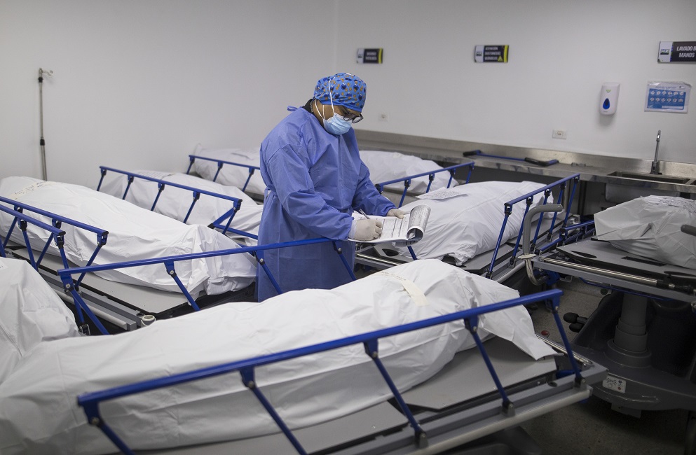 La pandemia provocó entre 13,3 y 16,6 millones de muertes desde enero de 2020 a diciembre de 2021, es decir alrededor del triple de los balances nacionales sumados, estimó la Organización Mundial de la Salud (OMS).