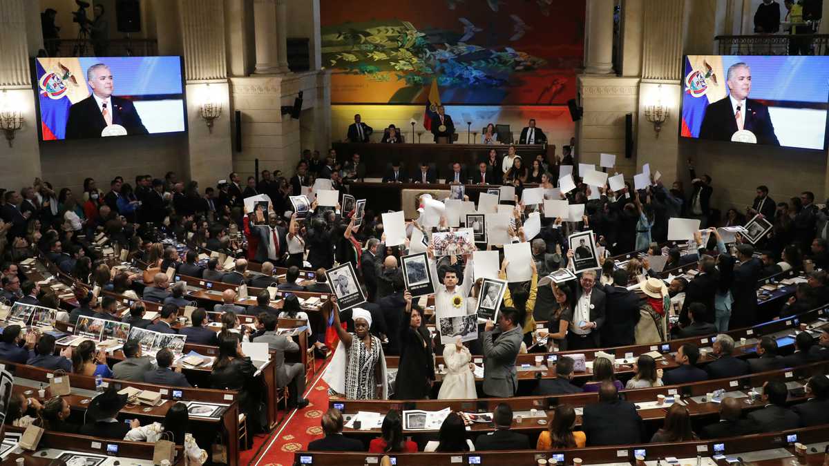 Un Verdadero Líder que Pensó en los Colombianos: Iván Duque Márquez, tuvo que afrontar los problemas apocalípticos derivados de la pandemia del coronavirus, la guerra de guerrillas de las disidencias de las FARC y del autodenominado ‘Ejército de Liberación Nacional’