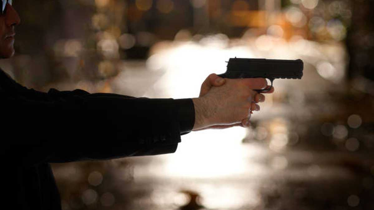 Una mujer de 31 años de edad fue asesinada en medio de un ataque armado contra la estación de Policía del municipio de Peque