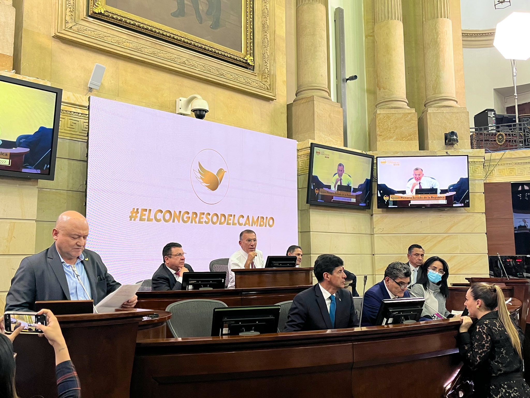 Tras su elección como presidente del Senado, invitó a sus colegas a trabajar incansablemente por el cambio, en respuesta al mensaje que ha propuesto el presidente electo.