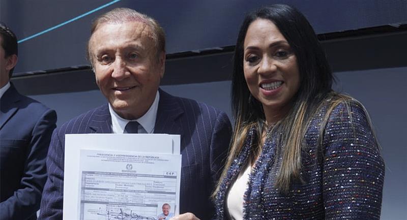 Ingeniero Rodolfo Hernandez no olvide en cada uno de sus pasos que lleva a todo un pueblo caminando a su lado.