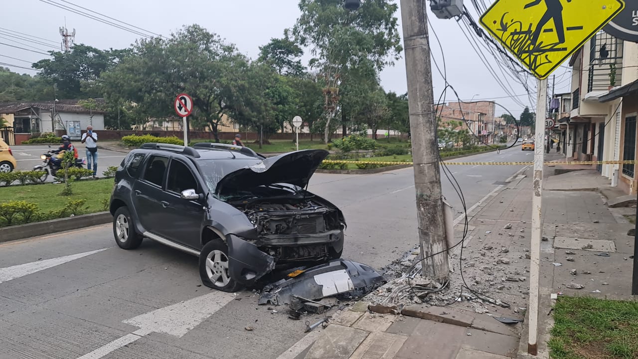 Colisión de un vehículo automotor con un poste ubicado sobre la carrera 6 Norte, frente a la urbanización Villa Mercedes Ocasiono ausencia del servicio de energía