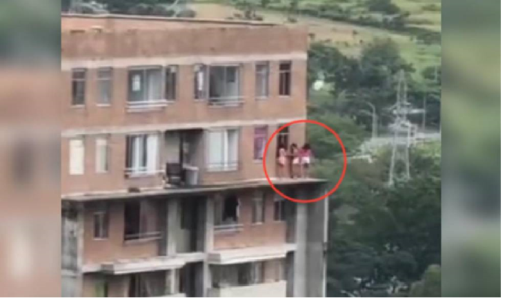 Tres niños jugaban en penúltimo piso de un edificio en Antioquia