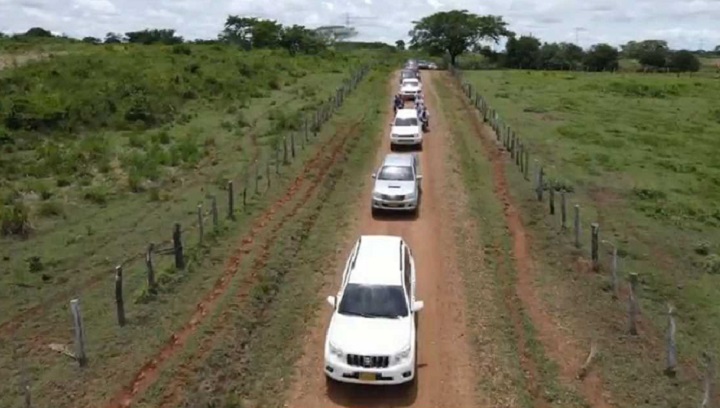 LA MIRADA COMPLACIENTE A LA INVASIONES DE TIERRAS SERA EL FLORERO DE LLORENTE PARA UNAEMINNETE GUERRA CIVIL EN COLOMBIA