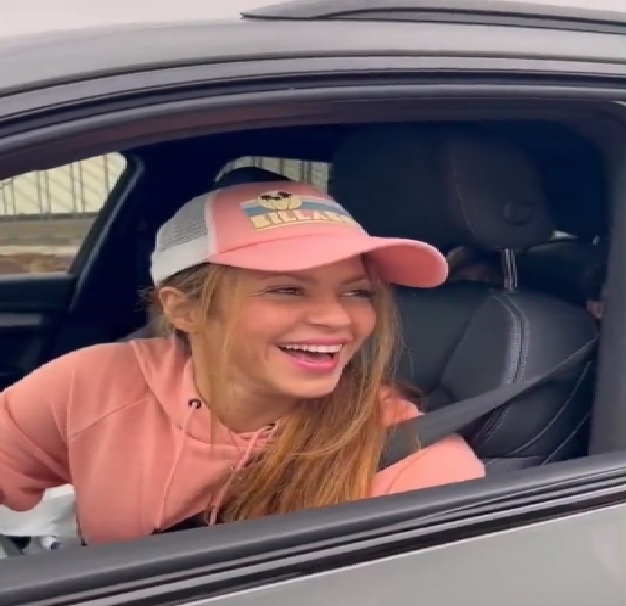 La joven no cabía de la dicha al ver tan cerca a la colombiana y compartir unos minutos juntas en una vía de Barcelona donde ademas la barraquillera le pide que se tomen una foto