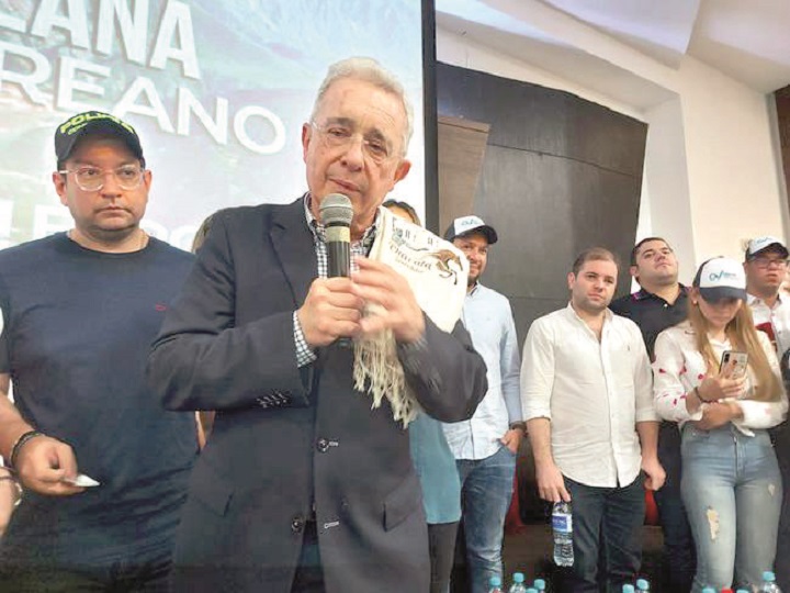 Trabajar , Trabajar hoy mas que nunca por Colombia  debemo tener la mejor escogencia de candidatos a la gobernación y las alcaldías, donde reside el verdadero poder de las regiones, resalta el expresidente Álvaro Uribe Vélez