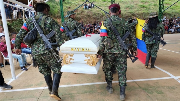 Polémica porque algunos de los disidentes que asistieron al funeral Leider Yohani Noscué, alias Mayimbú, lo hicieron portando el nuevo uniforme de los integrantes del Ejército Nacional