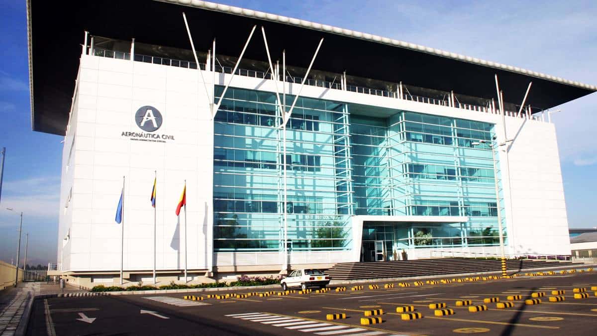 Por lo menos un centenar de funcionarios de la Aeronáutica Civil de Colombia están envueltos en los escándalos de corrupción que salpican a los monitores de las torres de control y empleados de los aeropuertos del país