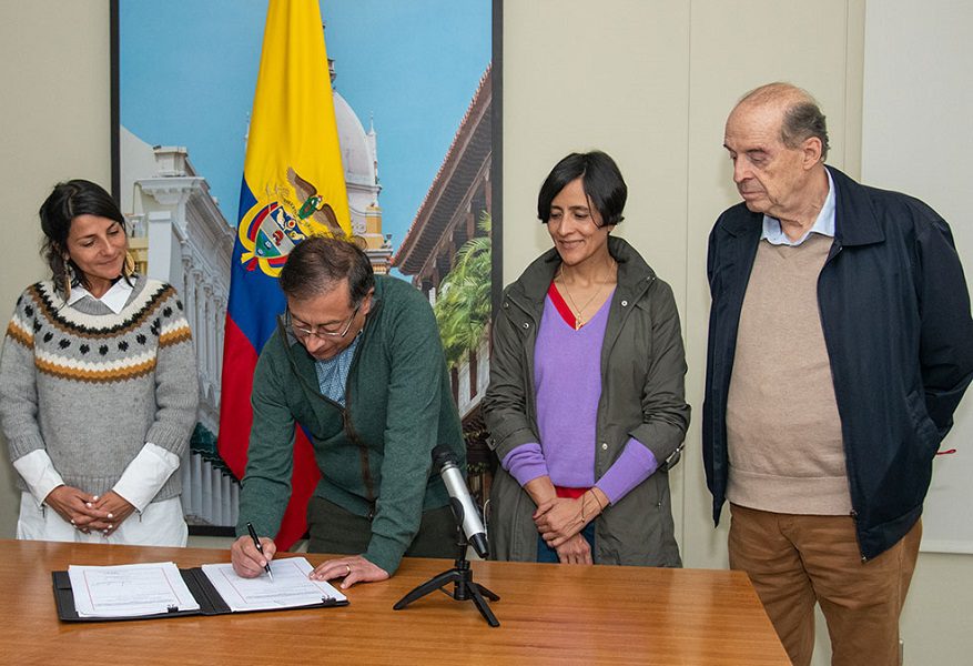 El Presidente Gustavo Petro firmó esta norma ambiental, luego de su paso por el Congreso de la República en este período de la Legislatura, y su aprobación final el pasado 11 de octubre.​